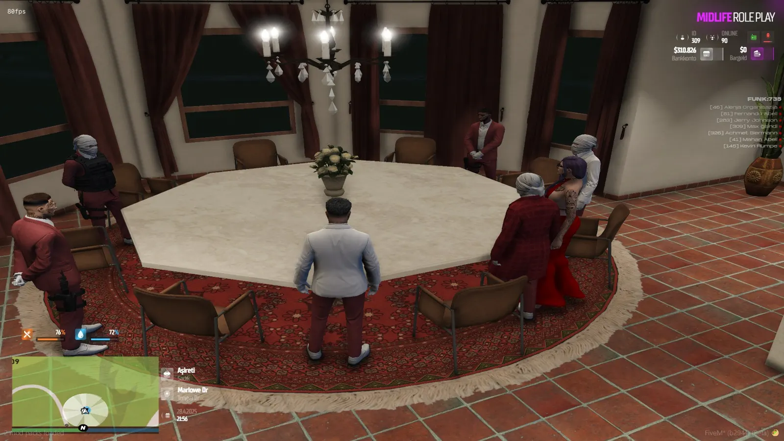 Spieler an einem runden Tisch in einer Villa